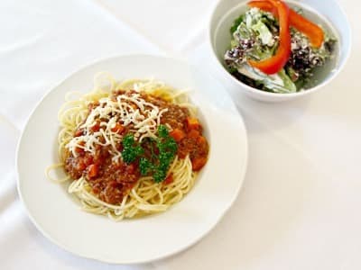 Frisch gekochtes Tagesessen der Metzgerei Feißt — Spaghetti Bolognese mit Salat